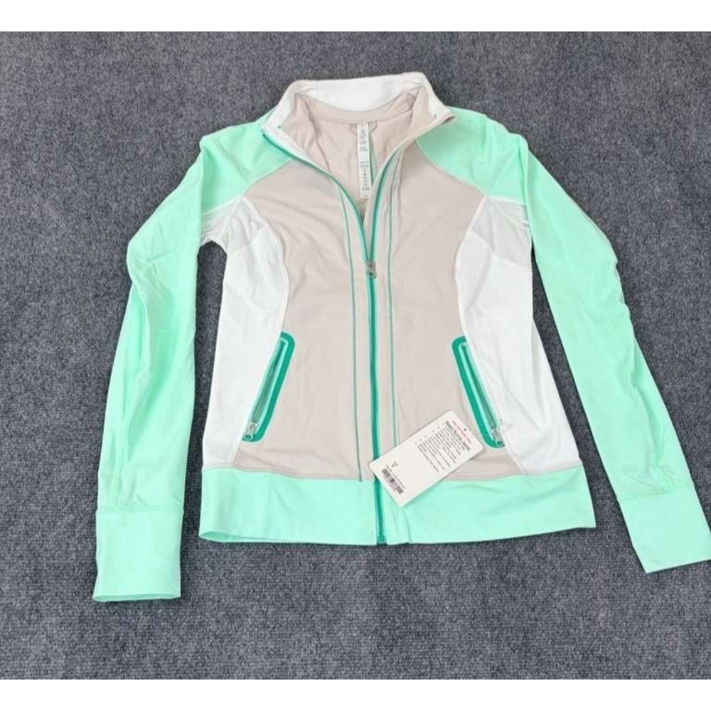NWT Lululemon Run: Beach Runner Jacket Dune Green Gray White Colorblock 8
